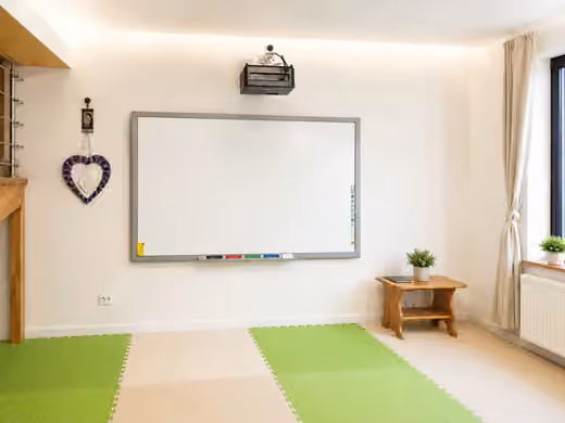 Tablă interactivă și videoproiector în sala YoungMinds