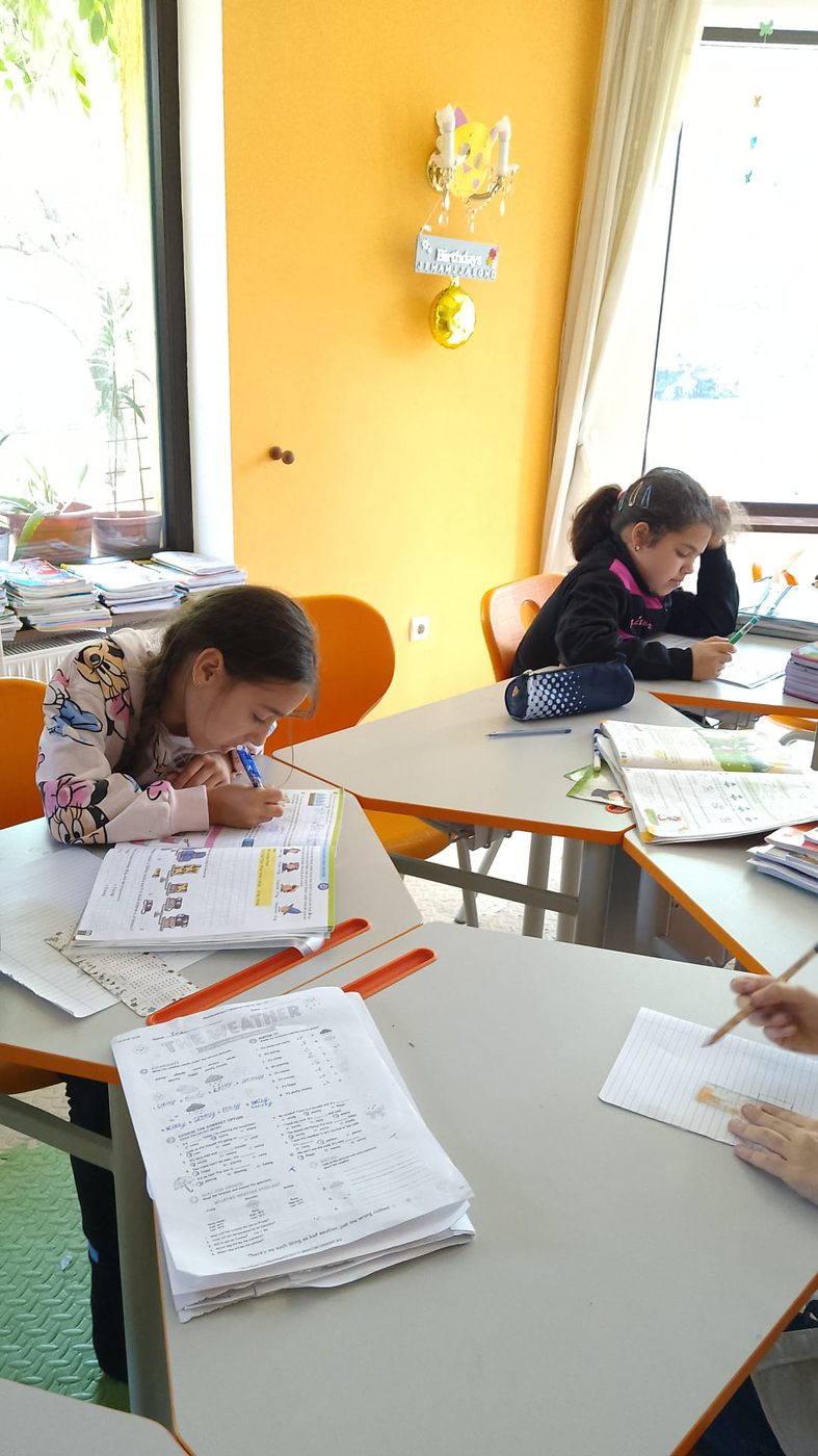 Copil la activități after school YoungMinds Buzău