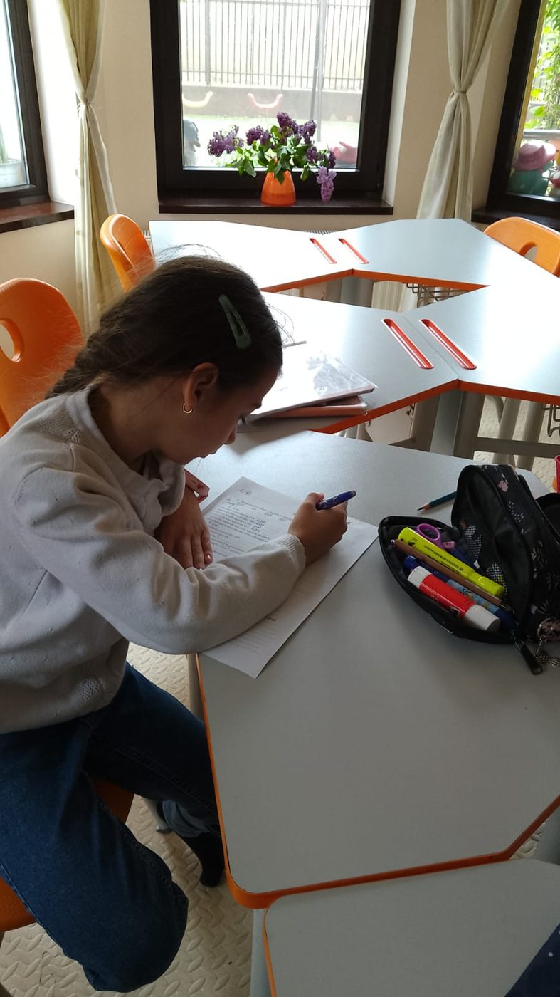 Copil făcând teme la YoungMinds