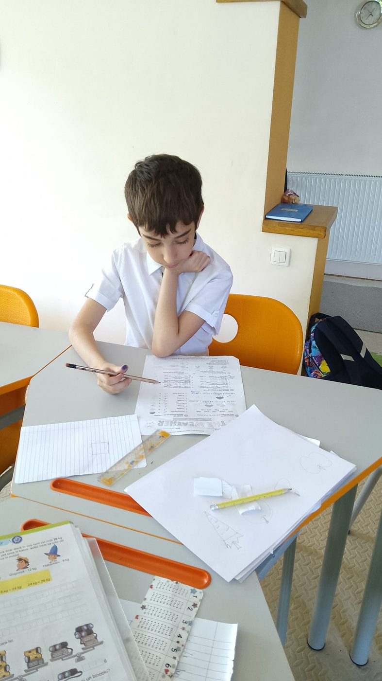 Copii studiind la YoungMinds Buzău