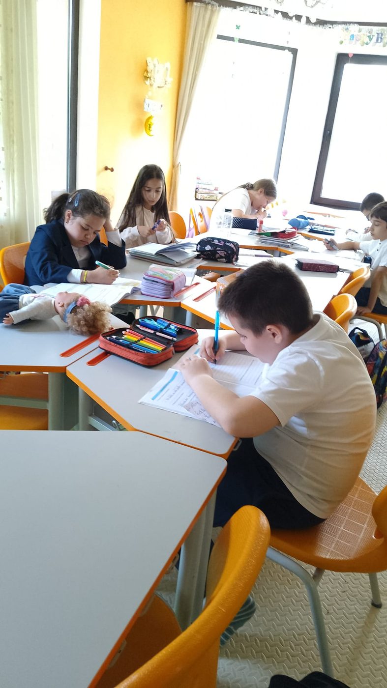 Copii la studiu în after school YoungMinds Buzău